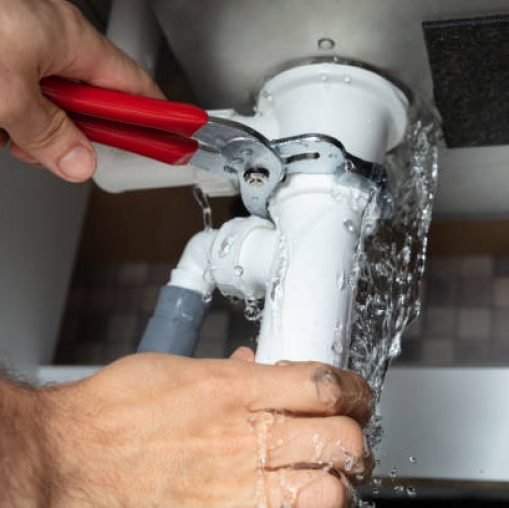 Plumber-fixing-pipe-leak